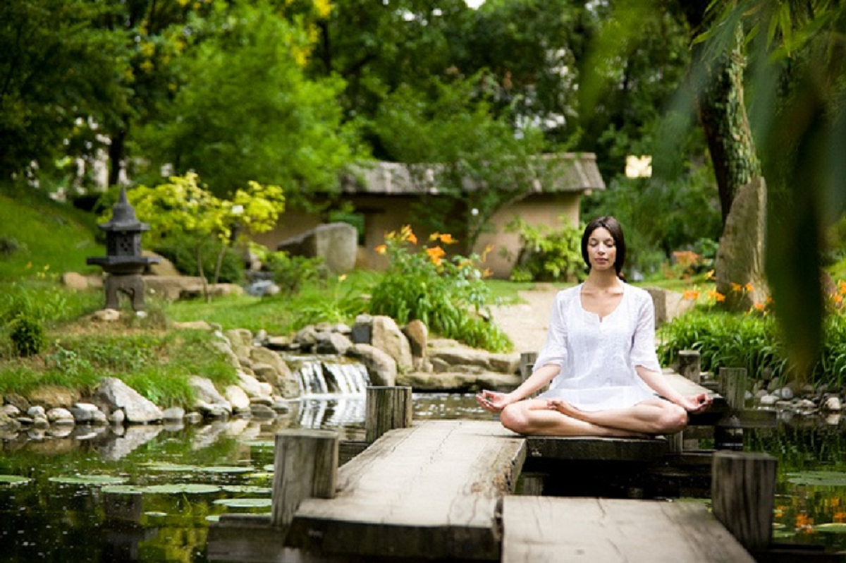 Медитация на природе. Место для медитации в саду. Медитирует на природе. Сад спокойствия. Медитация на счастливые события